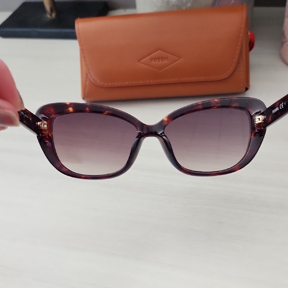 Fossil Women's Tortoise Shell Sunglasses - Picture 5 of 12
